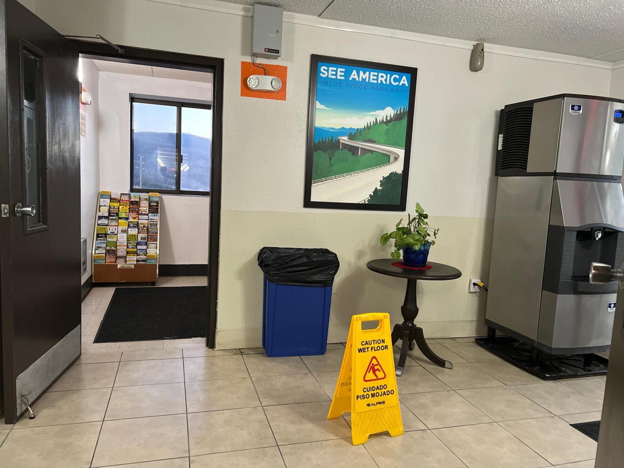 Travelodge By Wyndham Wytheville Bagian luar foto